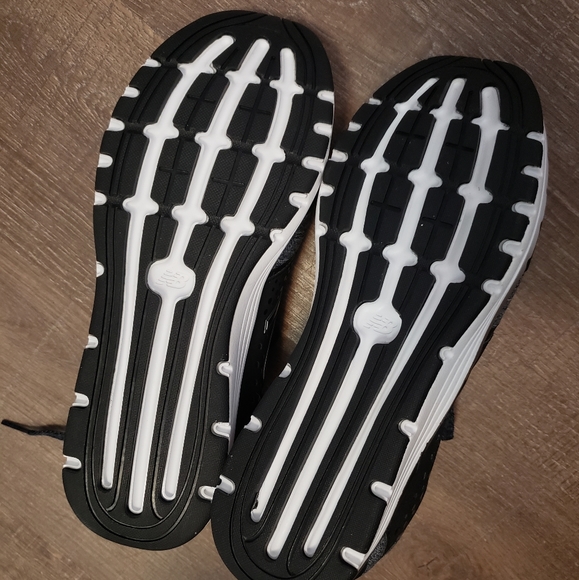 NIB WOMENS NEW BALANCE TENNIS SHOES WORKOUT PERFORMANCE BLACK GREY SIZE 7.5 WIDE - Picture 3 of 5